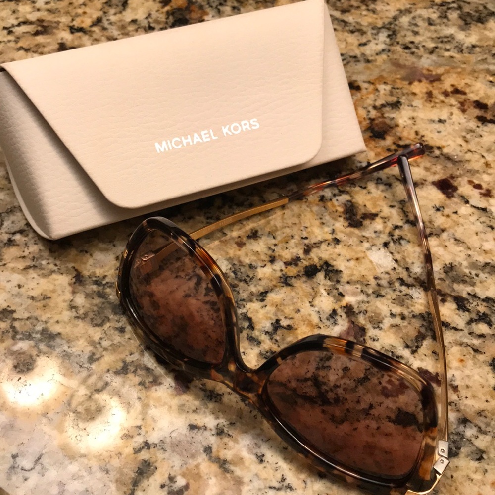 💯 Authentic Michael Kors sunglasses.